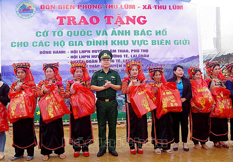 trao quà hộ nghèo 